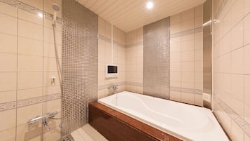 Standardzimmer | Badezimmer | Kostenlose Toilettenartikel, Haartrockner, Bademäntel, Hausschuhe