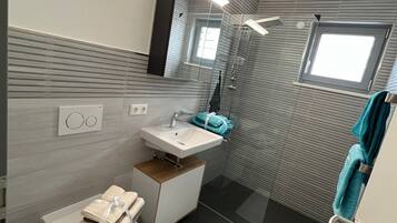 Dusche, kostenlose Toilettenartikel, Haartrockner, Handtücher