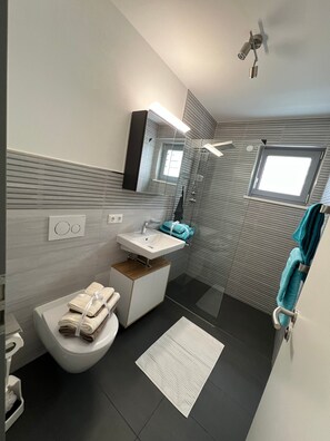 Dusche, kostenlose Toilettenartikel, Haartrockner, Handtücher