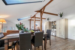 Dining - Apartment 'Ferienwohnung Stilvoll' with Private Garden, Balcony and Wi-Fi (Viöl)