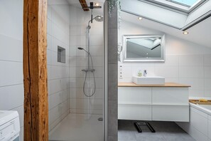 Suihku, hiustenkuivaaja, pyyhkeet