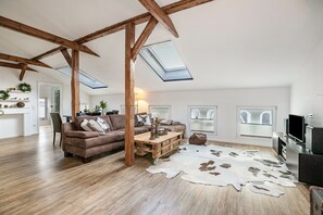 TV - Apartment 'Ferienwohnung Stilvoll' with Private Garden, Balcony and Wi-Fi (Viöl)