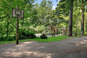 Children’s area - Apartment '1-Zimmer  Am Hochwald' with Private Terrace, Private Garden and Wi-Fi (Bad Liebenzell)