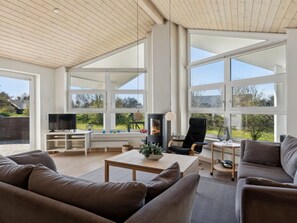 Fernseher, Kamin, DVD-Player