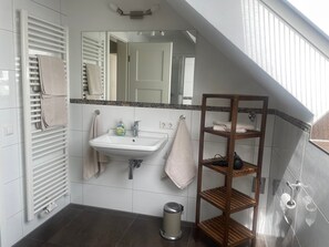 Dusche, Haartrockner, Handtücher