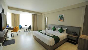 Club Room, 1 King Bed, City View | Egyptian cotton sheets, premium bedding, individually furnished, desk