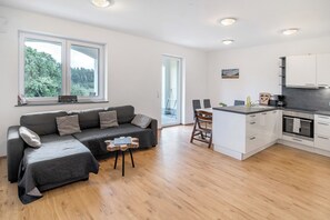 TV - Apartment 'Fewo Obstbäumle' with Mountain View, Shared Pool and Wi-Fi (Neukirch)