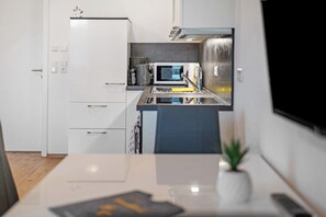 ثلاجة، ميكروويف، فرن، موقد طهي مسطح