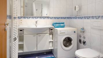 Dusche, Haartrockner, Handtücher
