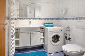 Shower, hair dryer, towels - Apartment 'Steeg' with Balcony and Wi-Fi (March)