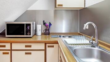 Kühlschrank, Mikrowelle, Herdplatte, Wasserkocher mit Kaffee-/Teezubehör