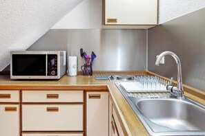 Geladeira, micro-ondas, cooktop, cafeteira/chaleira