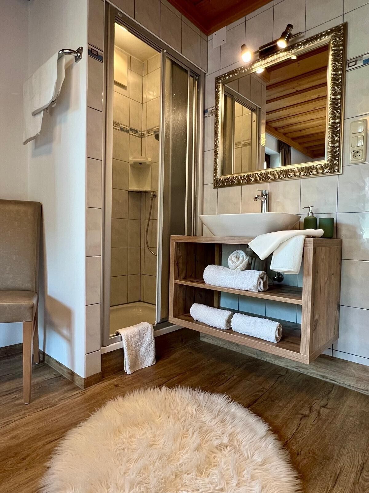 Dusche, kostenlose Toilettenartikel, Haartrockner, Handtücher