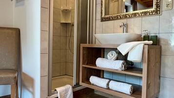 Dusche, kostenlose Toilettenartikel, Haartrockner, Handtücher