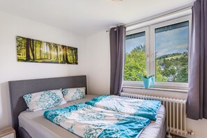 2 bedrooms, iron/ironing board, free WiFi, bed sheets - 'Apartment by the Park' with Mountain View and Balcony (Willingen (Upland))