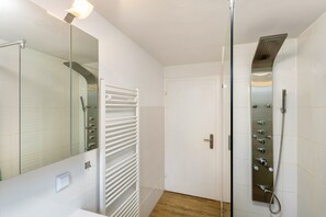 Dusche, Haartrockner, Handtücher