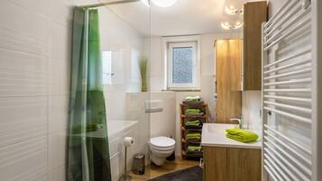 Een douche, een haardroger, handdoeken