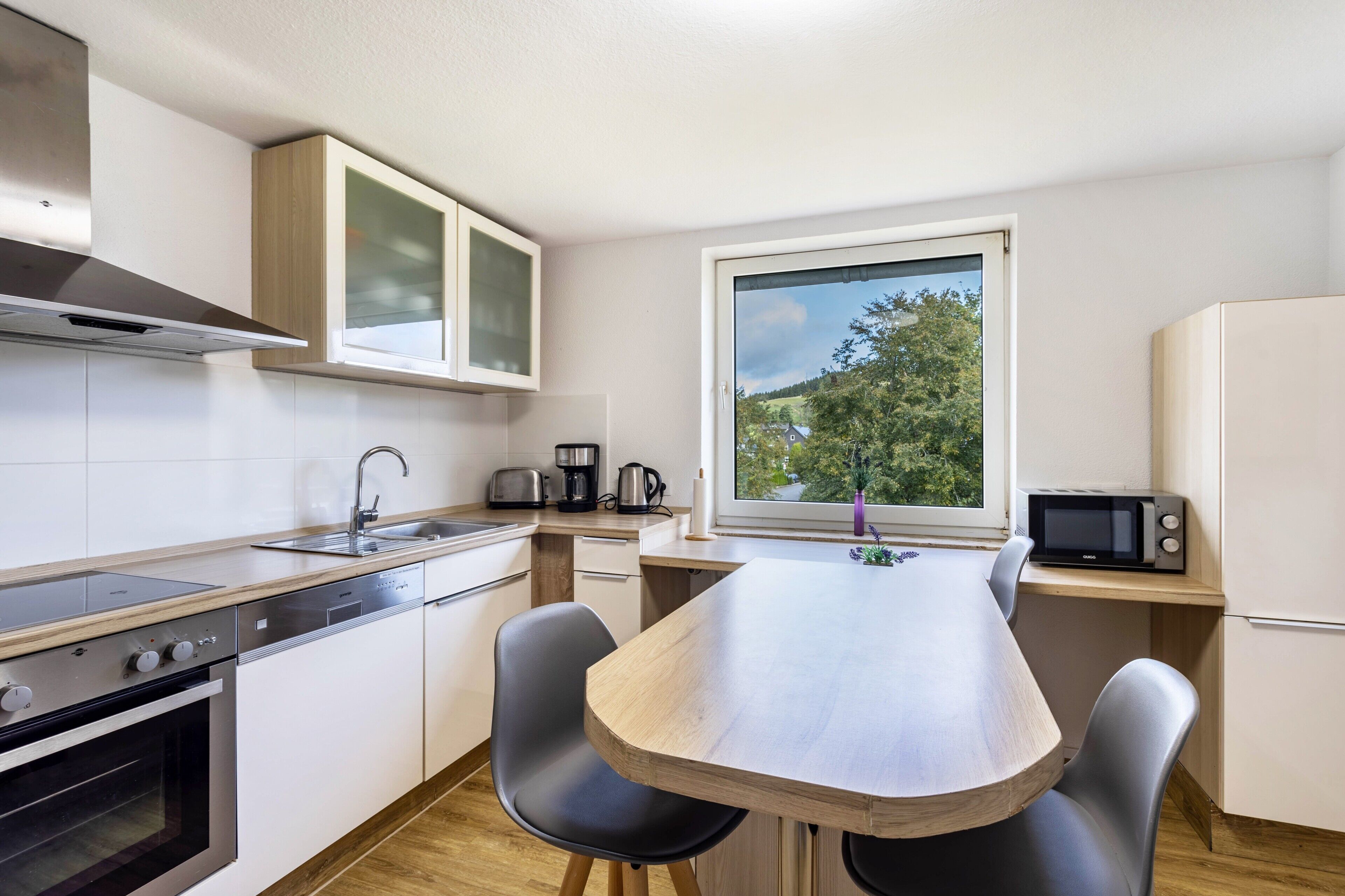 Réfrigérateur, four à micro-ondes, un four, surface de cuisson