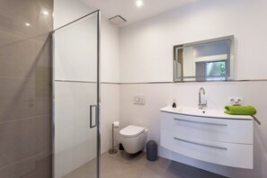 Dusche, Haartrockner, Handtücher