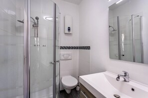 Dusche, Haartrockner, Handtücher, Toilettenpapier