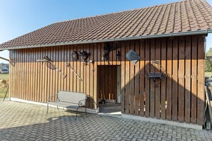 Exterior - Apartment 'Fewo Tanja's Blumenparadies' with Private Terrace, Shared Garden and Wi-Fi (Hollfeld)