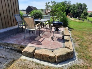 Outdoor dining - Apartment 'Fewo Tanja's Blumenparadies' with Private Terrace, Shared Garden and Wi-Fi (Hollfeld)