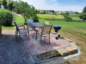 Outdoor dining - Apartment 'Fewo Tanja's Blumenparadies' with Private Terrace, Shared Garden and Wi-Fi (Hollfeld)