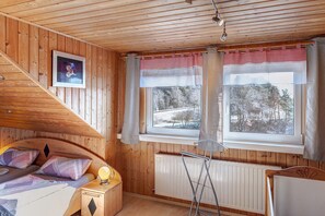 2 bedrooms, free WiFi, bed sheets - Apartment 'Fewo Tanja's Blumenparadies' with Private Terrace, Shared Garden and Wi-Fi (Hollfeld)