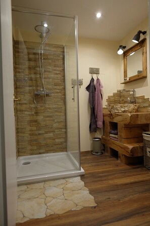 Dusche, Haartrockner, Handtücher