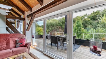 TV, fireplace, stereo