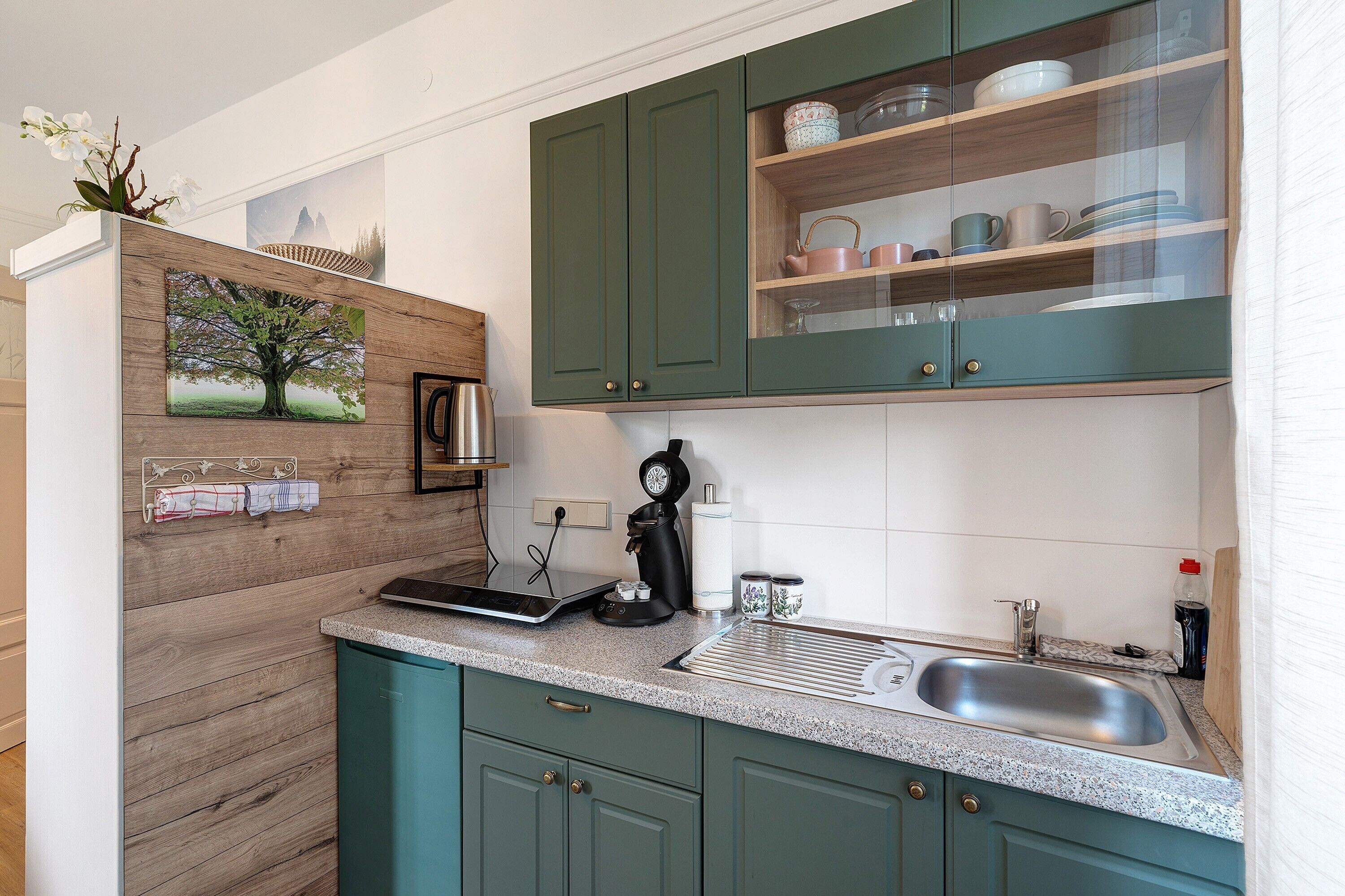 Kühlschrank, Herdplatte, Wasserkocher mit Kaffee-/Teezubehör