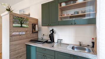 Kühlschrank, Herdplatte, Wasserkocher mit Kaffee-/Teezubehör