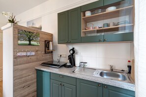 Fridge, stovetop, coffee/tea maker, electric kettle