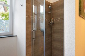 Dusche, Haartrockner, HandtĂŒcher