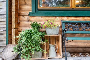 Exterior detail - Holiday Home 'Häuschen Grau' with Private Garden and Wi-Fi (Scheibenberg)
