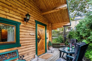 Outdoor dining - Holiday Home 'Häuschen Grau' with Private Garden and Wi-Fi (Scheibenberg)