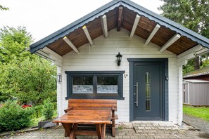 Outdoor dining - Holiday Home 'Haus Grün' suitable for wheelchairs (Scheibenberg)