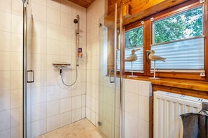 Shower, hair dryer, towels - Holiday Home 'Haus Grün' suitable for wheelchairs (Scheibenberg)