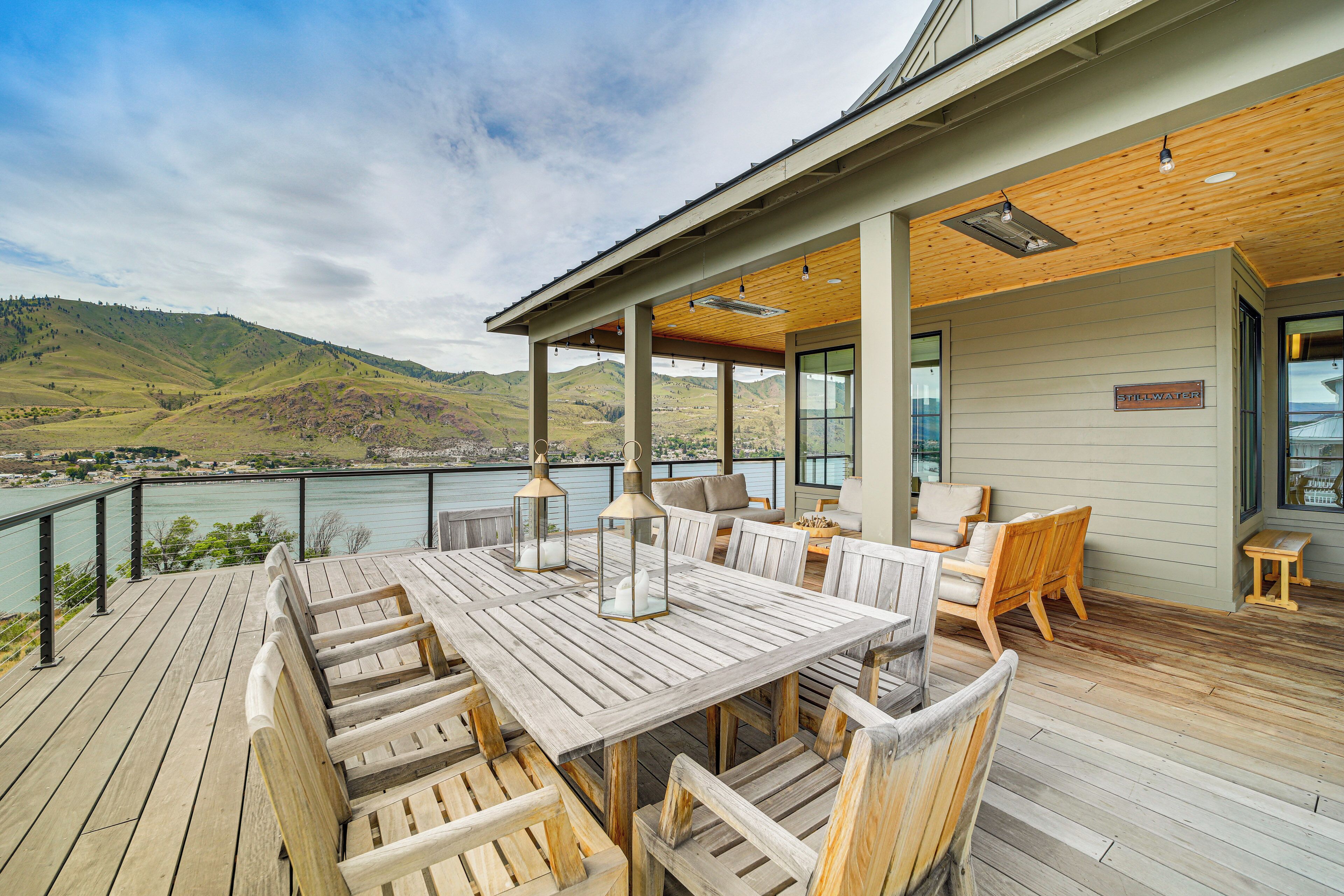 Lake Chelan Lookout Home w/ Hot Tub & Lake Views