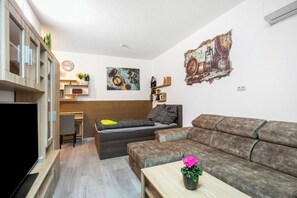 Una televisión, videojuegos, una mesa de tenis de mesa