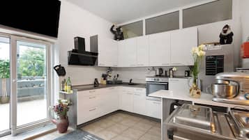 Microwave, oven, stovetop, dishwasher