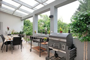 Outdoor dining - Apartment 'Familienwohnung' with Shared Terrace, Wi-Fi and Air Conditioning (Kloster Lehnin)