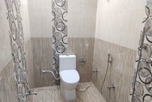 Ducha, cabezal de ducha tipo lluvia, toallas y jabón