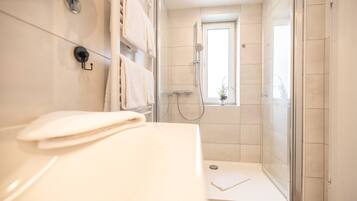 Dusche, kostenlose Toilettenartikel, Haartrockner, Handtücher