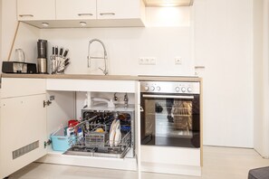 Een koelkast, een oven, een kookplaat, een vaatwasser