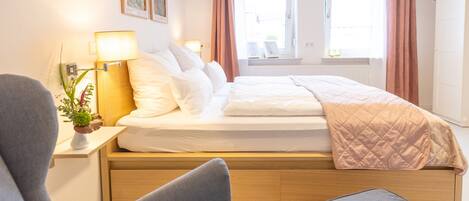 1 bedroom, desk, free WiFi, bed sheets