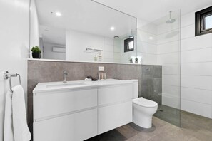 Een douche, een haardroger, handdoeken