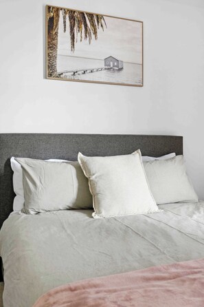 2 bedrooms, iron/ironing board, WiFi, bed sheets