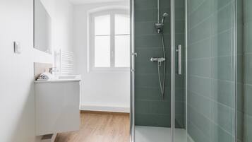 Doccia, asciugacapelli, asciugamani