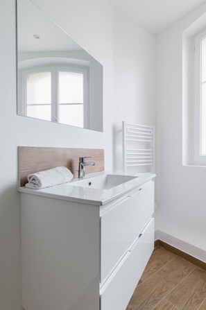 Dusche, Haartrockner, Handtücher